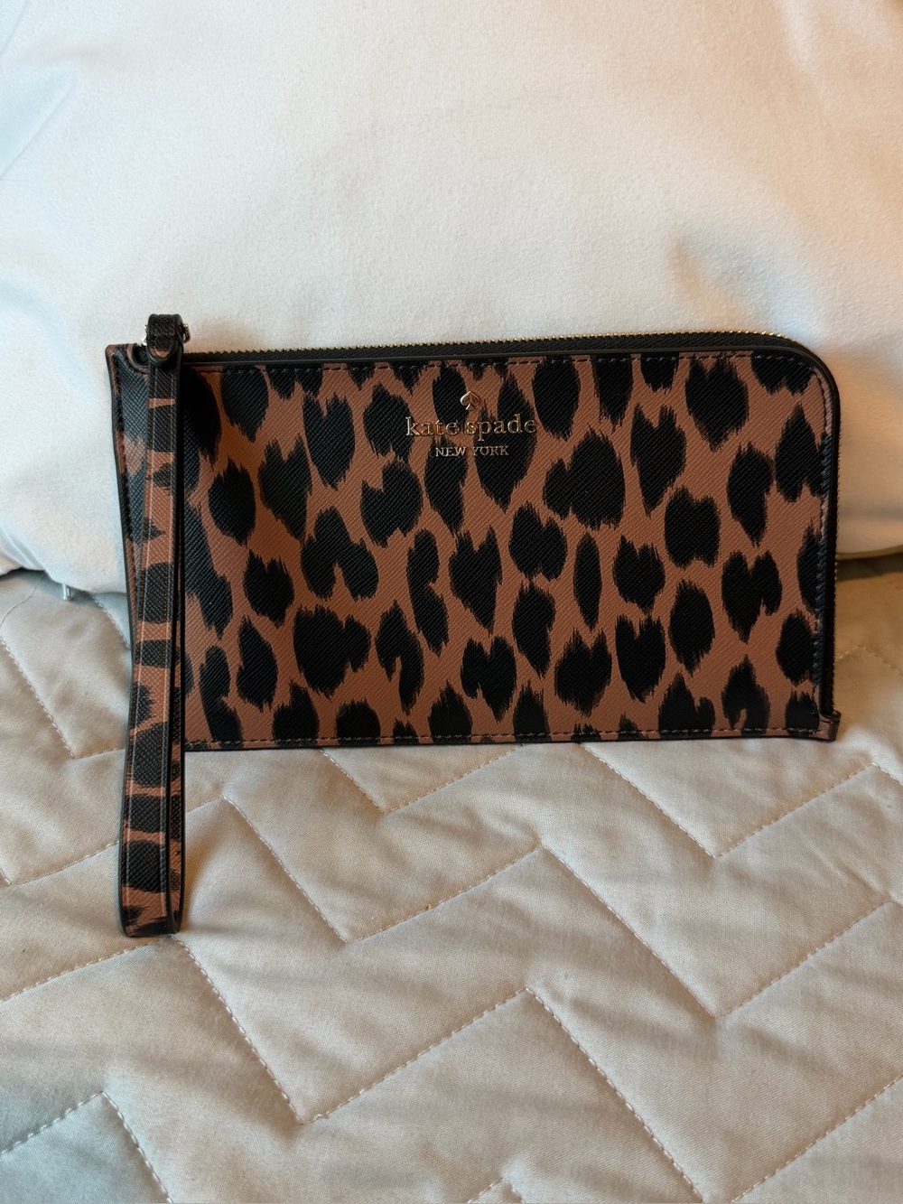 Kate Spade New York Lucy L-Zip wristlet in bold leopard animal print